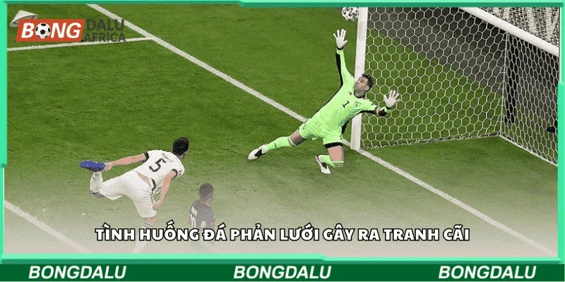 Tình huống đá phản lưới nhà gây tranh cãi